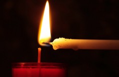 allumer une bougie dans l’église