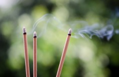 Parfumer la maison de manière naturelle avec les encens