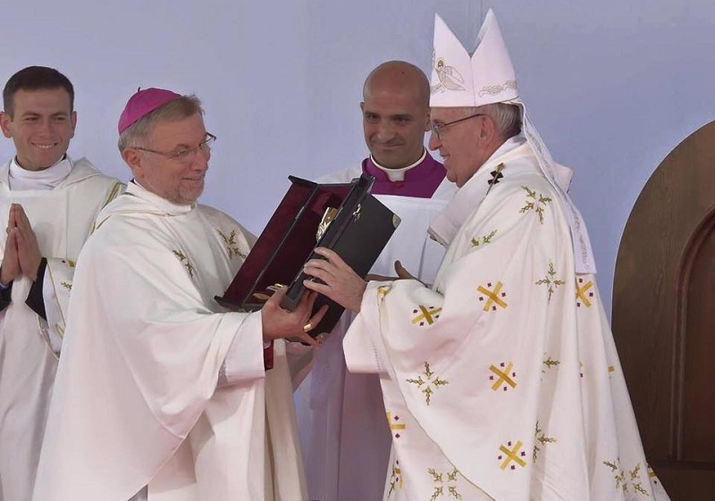 Chasuble blanche portée par Pape François le 5 octobre 2016 en Géorgie.