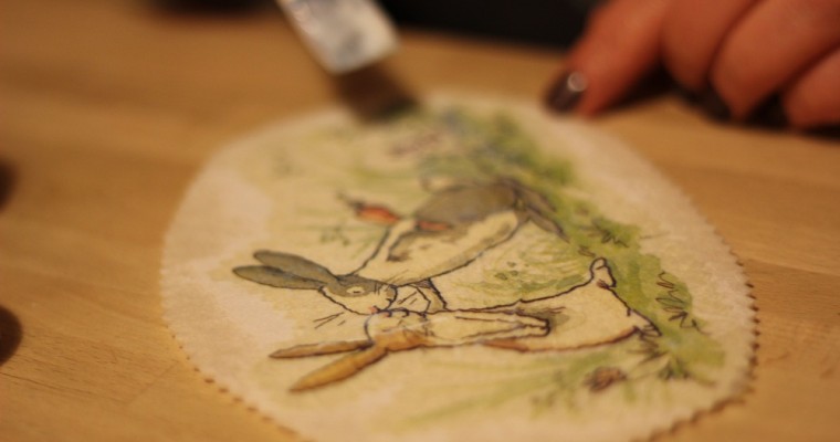 L’art du découpage sur les boîtes en carton