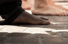 Les chaussures du clergé : pieds confortables sur le chemin de la foi