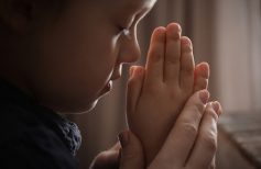 L’adoration eucharistique pour les enfants