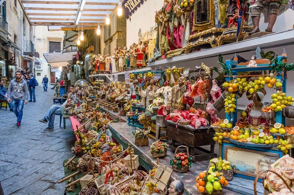 le chemin de la creche a naples