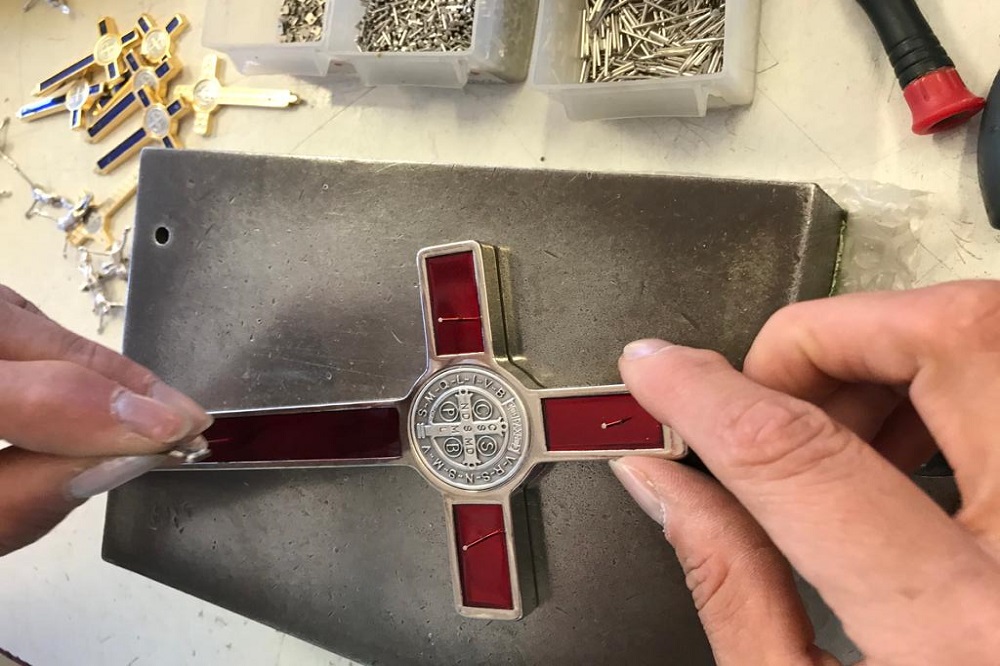 Sweatshirt Chrétien Avec Médaille Et Croix De Saint Benoît - Protection Et Symbole De Foi Catholique