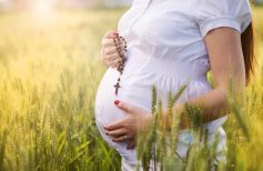 La prière la plus aimée par les futures mamans et 5 idées-cadeaux pour elles