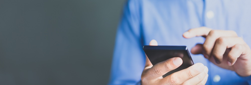 homme avec téléphone