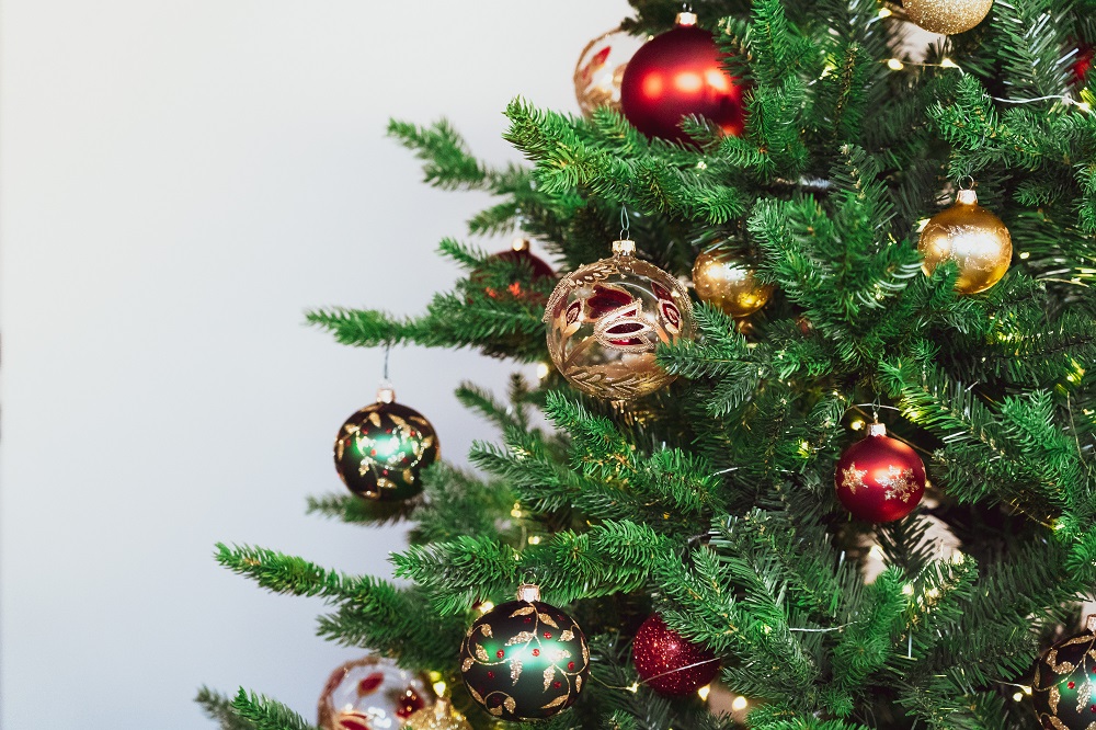 Comment décorer son sapin de Noël ? - Cosmopolitan.fr