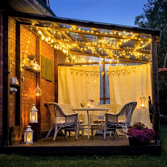 Rendu 3d D'un Jardin Avec Pergola, Cheminée, Cuisine Extérieure, Guirlande  Lumineuse Avec Pavé