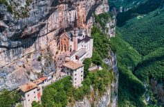 Le sanctuaire de la Madonna della Corona : un lieu de pèlerinage suggestif