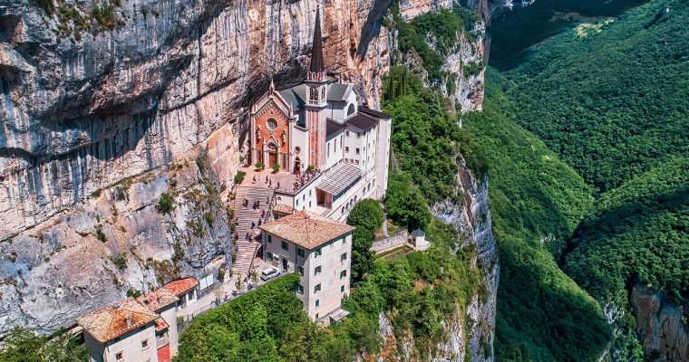 Le sanctuaire de la Madonna della Corona : un lieu de pĂšlerinage suggestif