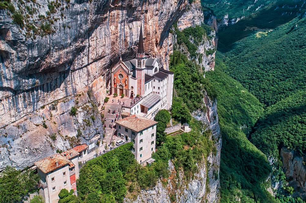 Le sanctuaire de la Madonna della Corona : un lieu de pèlerinage suggestif