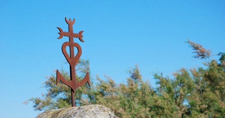 Croix de la Camargue : la croix qui réunit les symboles des vertus théologales