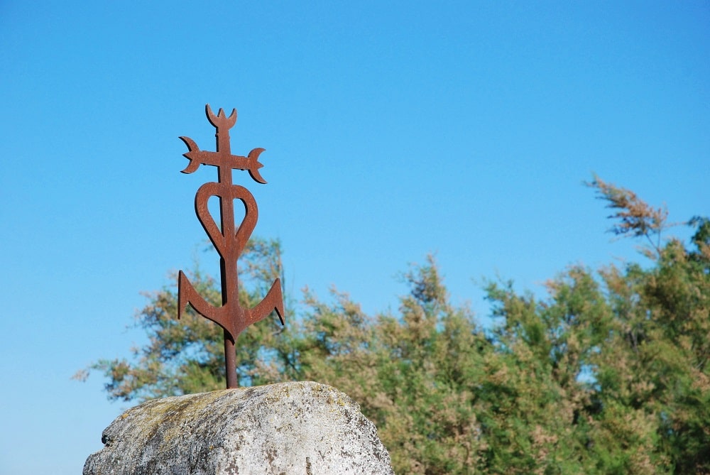 Croix de la Camargue : la croix qui réunit les symboles des vertus théologales