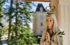 Couronnement de la Vierge : Reine des Cieux et de la Terre