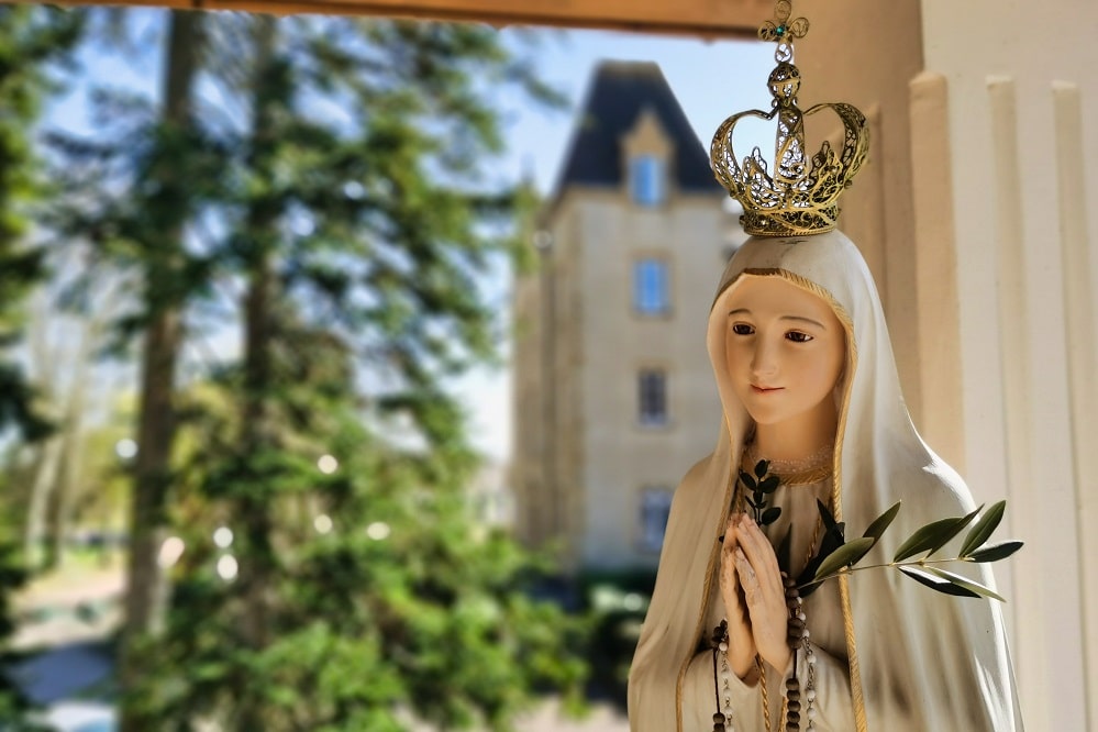 Couronnement de la Vierge : Reine des Cieux et de la Terre