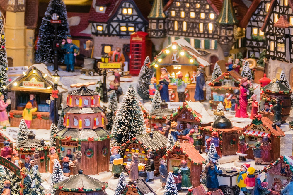 Trois semaines d'installation, plus de 150 heures de travail : la magie  des villages de Noël miniatures dans l'Aisne