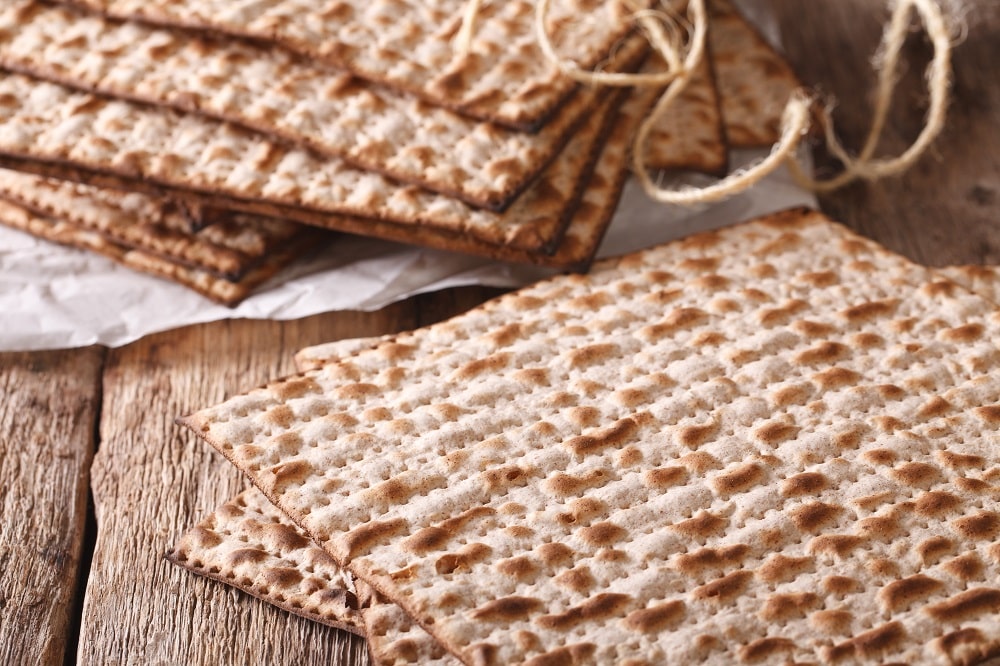 Feuille De Pain Azyme Juive Traditionnelle Sur Une Table Du Seder De  Pessah. Pâque Est Un Jour Saint À Prédominance Juive Et Le Festival. Elle  Commémore L'histoire De L'Exode, Dans Lequel Les