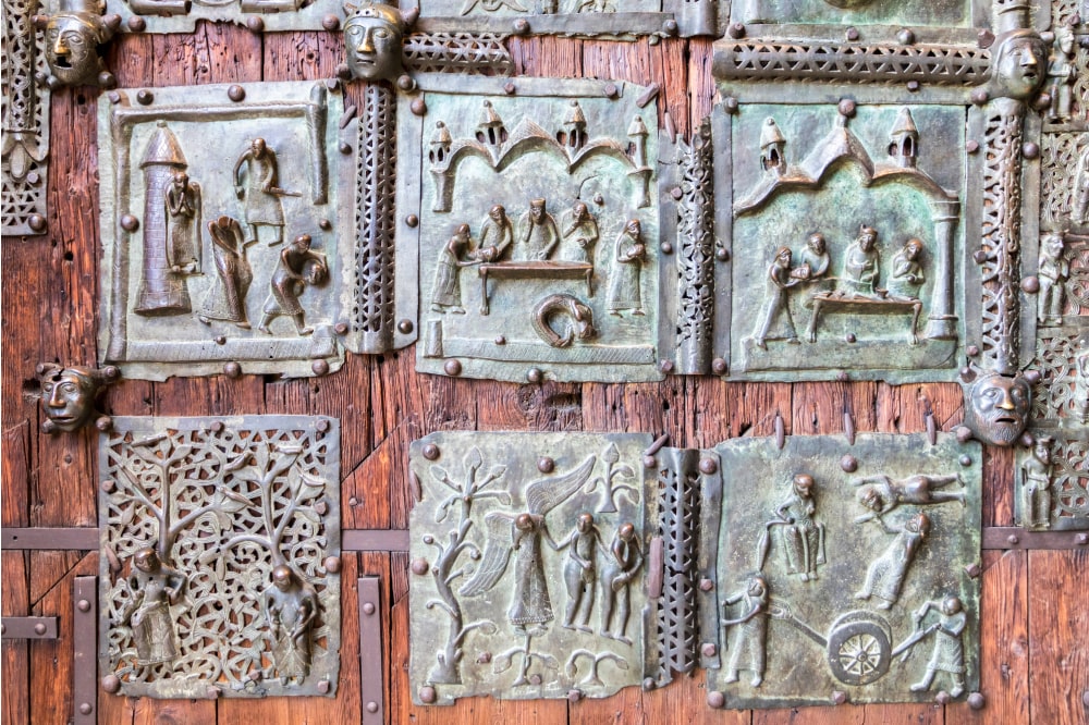 Basilique de San Zeno : les carreaux de bronze de son célèbre portail