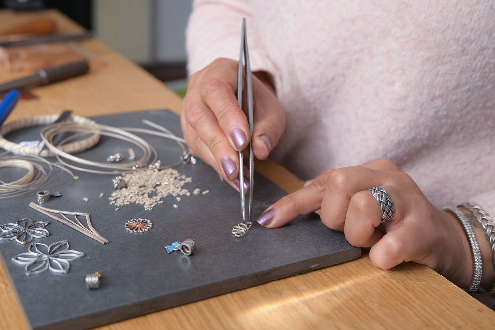 Comment se réalisent les bijoux en filigrane