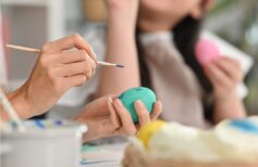 Colorer les oeufs pour Pâques