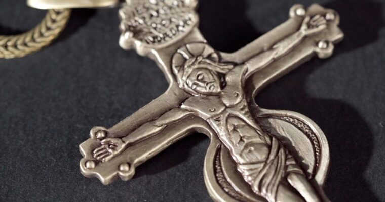 Croix de l’Espérance conçue par Stefano Lazzari pour le Jubilé 2025