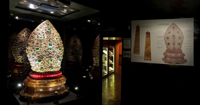 La mitre de Saint Janvier: parmi les trésors les plus précieux au monde