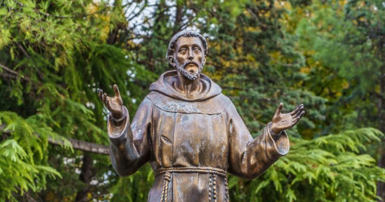 Attributs iconographiques des saints : comment les reconnaître tout de suite