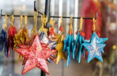 Boules de Noël en papier mâché : décorations au design unique Boules de Noël en papier mâché