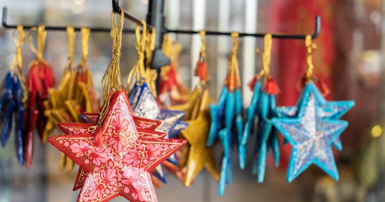 Boules de Noël en papier mâché : décorations au design unique