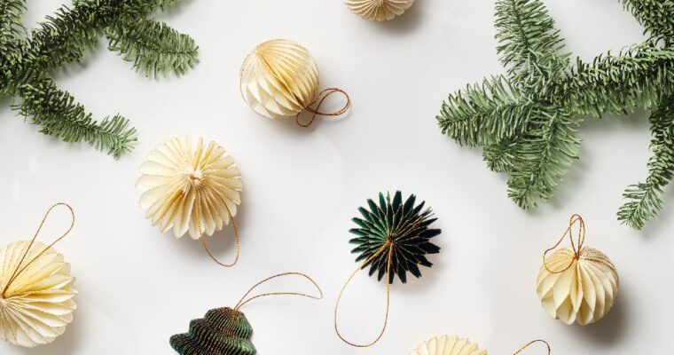 Décorations en papier pour un sapin de Noël écologique