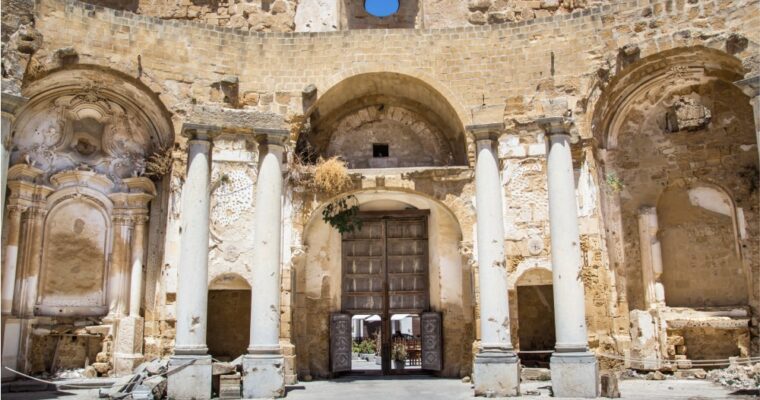 Églises déconsacrées : pourquoi et comment perdent-elles leur sacralité